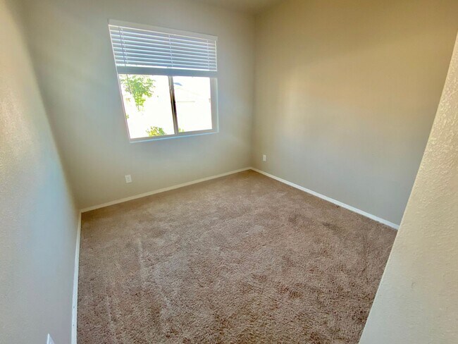 Foto del edificio - Spacious 3 Bedroom Home in Rio Rancho | Refrigerated Air | Large Backyard | Near Hwy 550 & 528