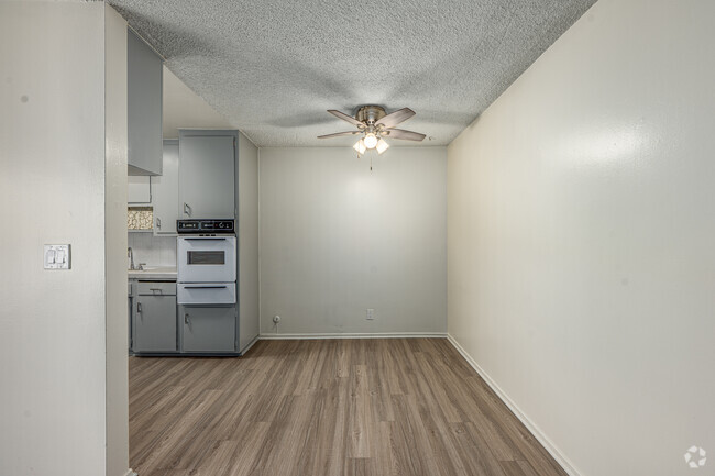 2 habitaciones, 2 baños - 842 pies cuadrados - Comedor - 217 W Tujunga Ave