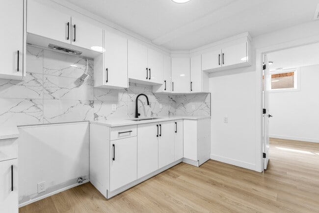 Building Photo - 11630-BS122 122 St NW