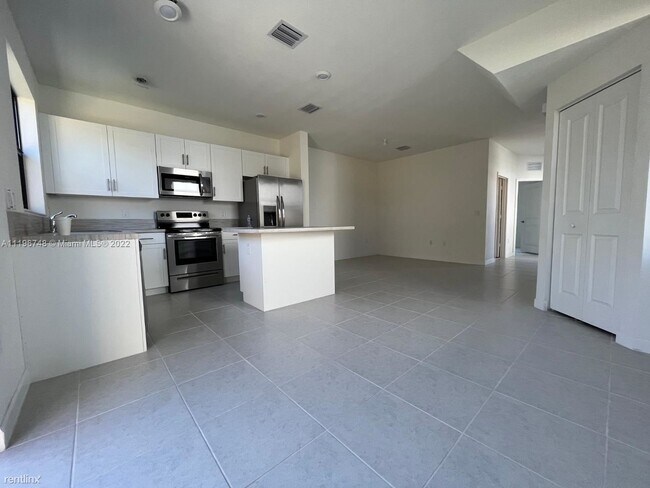 Foto del edificio - 3 br, 3 bath Townhome - 835 NE 211th St