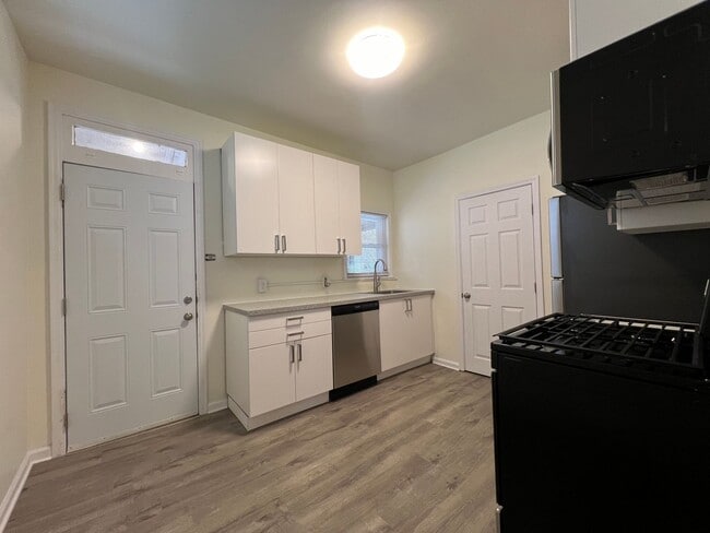 Foto del edificio - Updated 3br house with off street parking!