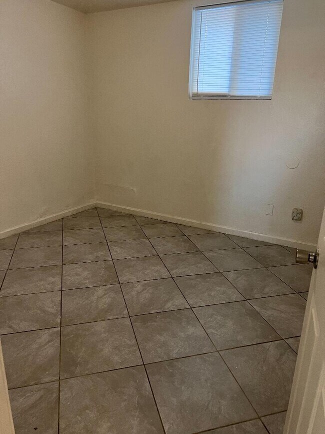 Building Photo - 1558 Sierra Vista Dr