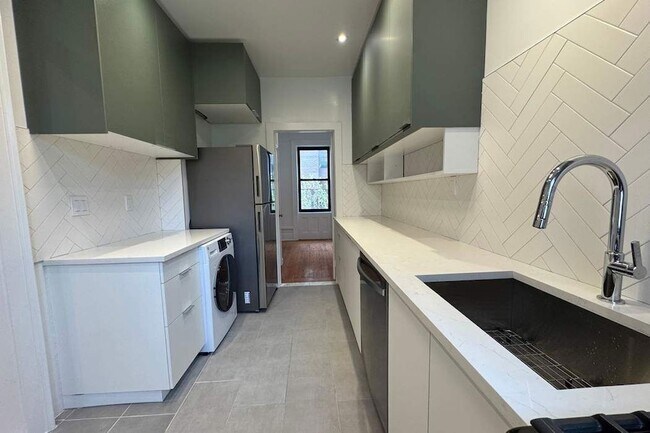 Foto del edificio - 31 E 127th St
