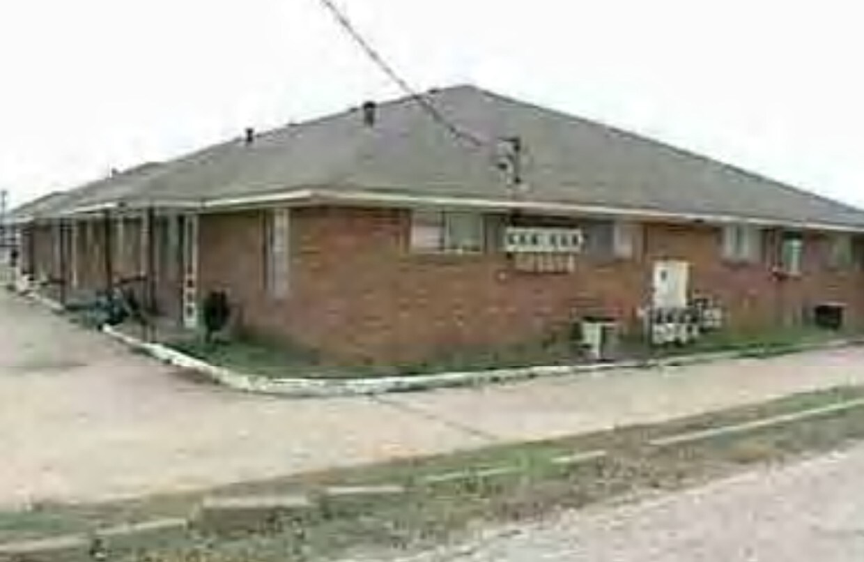Primary Photo - 114 W Pleasant Run Rd