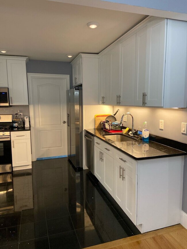 Foto del edificio - Huge 8 bedroom 9 bathroom apartment near Boston College