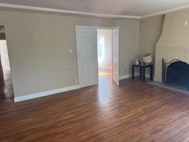 Sala de estar con chimenea, se actualizará con mejores fotos. - 10821 Otsego St