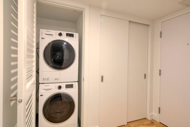 Photo du bâtiment - 3460 Rue Peel