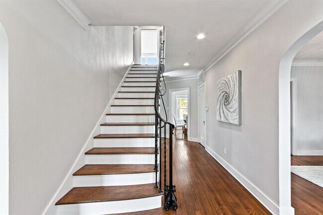 Building Photo - 2516 Riverside Dr