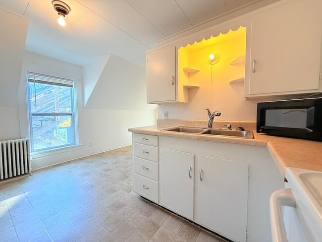 Building Photo - 10 Spruce Ave