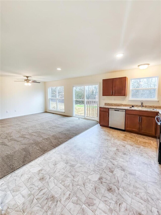 Building Photo - 135 Day Lily Ln