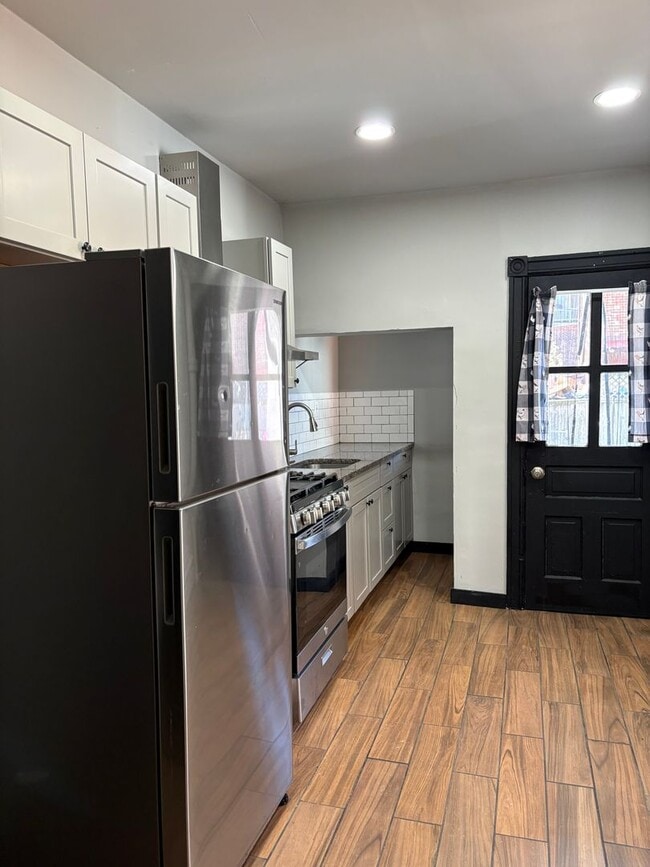 Building Photo - 948 W Maple St