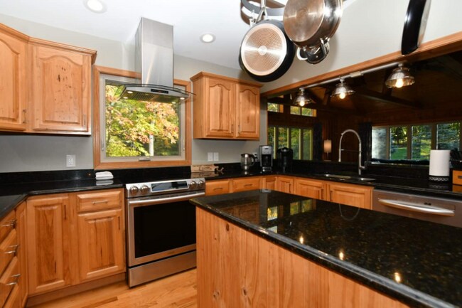 Foto del edificio - N1415 Maple Hills Dr