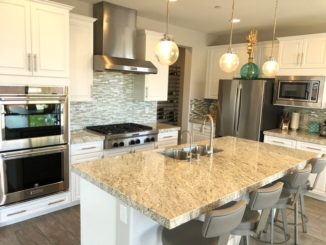 Building Photo - MOVE-IN SPECIAL! ROOF -TOP DECK HENDERSON ...