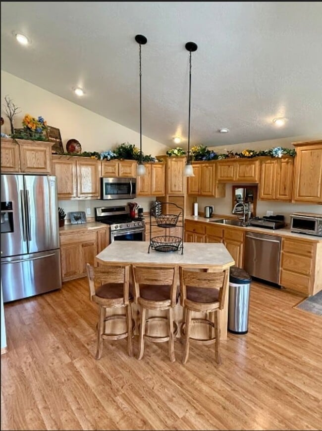 Building Photo - Fully Furnished and Supplied House in Lower Miller Creek