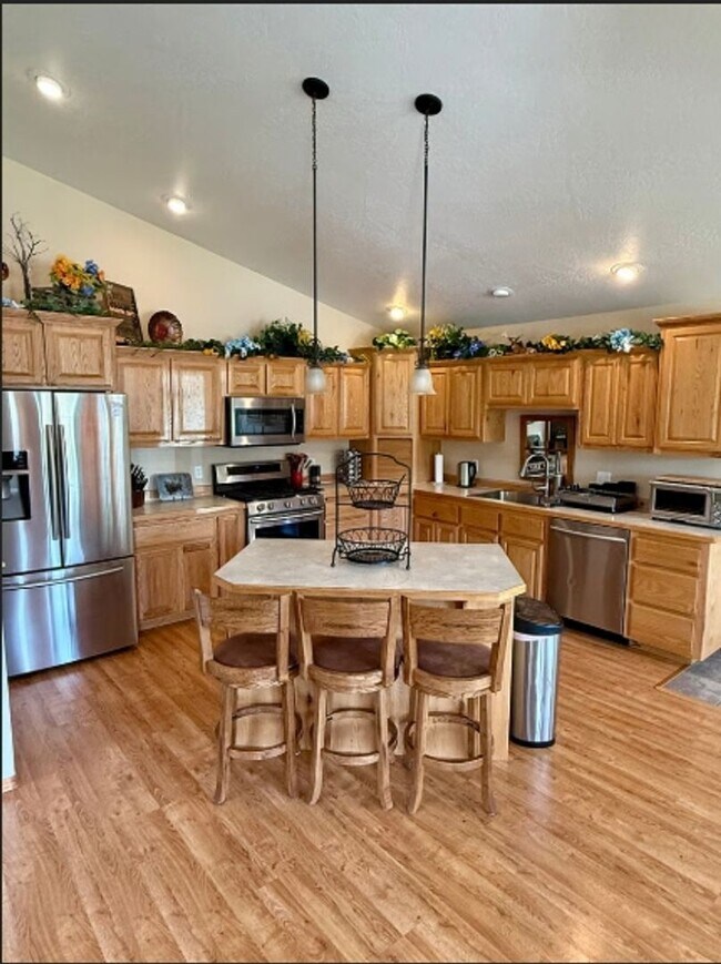 Foto del edificio - Fully Furnished and Supplied House in Lower Miller Creek