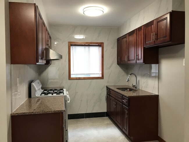 Kitchen - 1456 Dahill Rd