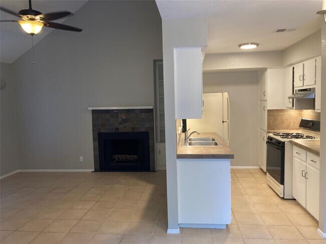 Foto del edificio - 8004 Dowling Cove