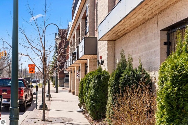 Building Photo - 2 bedroom luxury condo