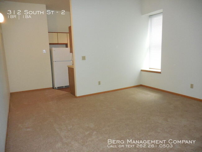 Building Photo - Townhouse Style Apartment one bedroom Down...