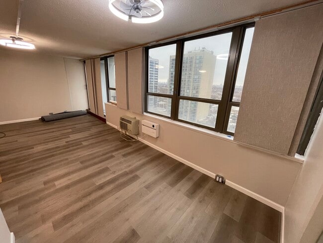 Foto del edificio - 2740 N Pine Grove Ave