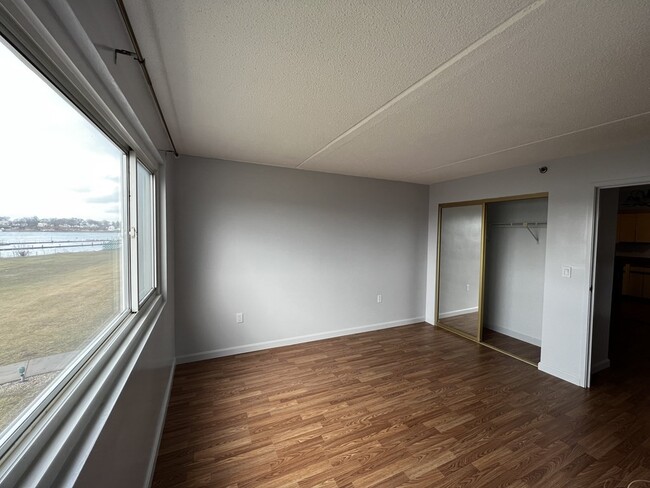 Building Photo - 200 Cove Way