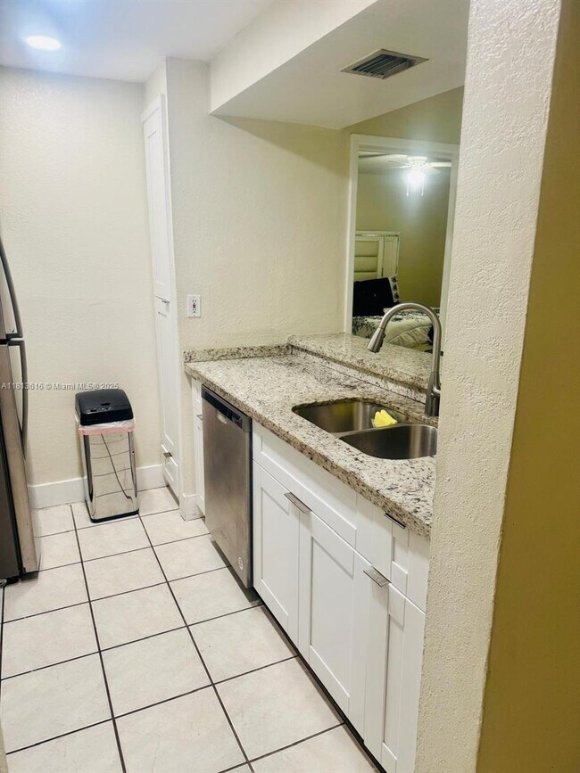 Foto del edificio - 7035 NW 186th St