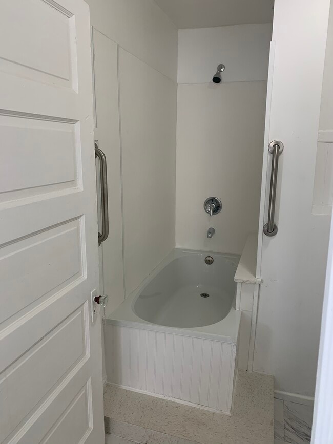 ¡Una bañera llena para un buen baño! - 4023 woburn ave