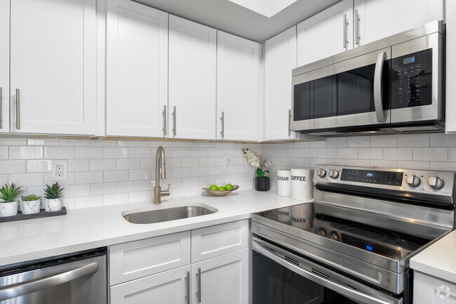 2BR,2BA -900SF Kitchen - Iron Hill Apartments