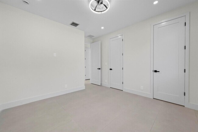 Building Photo - 621 NW 42nd Ave