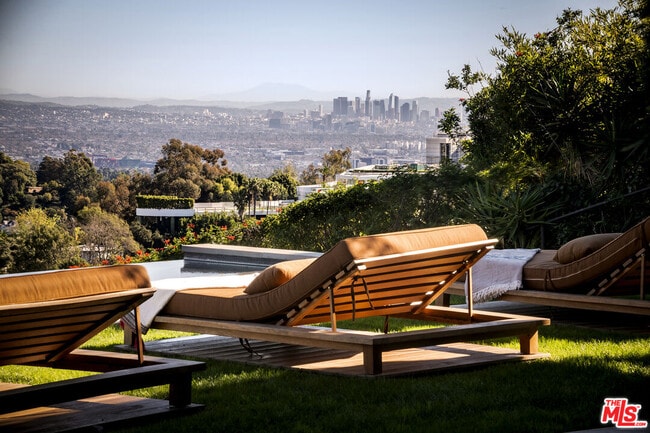 Building Photo - 1030 Somera Rd