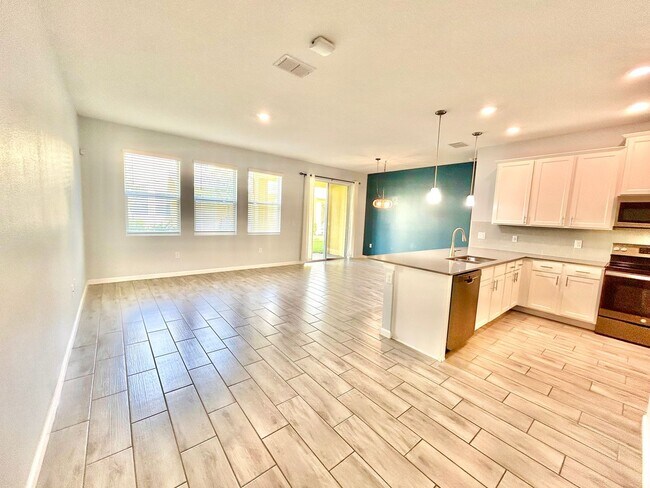 Building Photo - Upscale 3Beds/2.5Baths Townhouse living in...