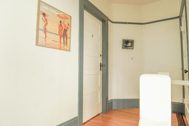 Building Photo - Light And Bright Studio In Prime Berkeley Neighborhood!