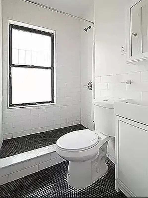 Building Photo - 406 W 39th St