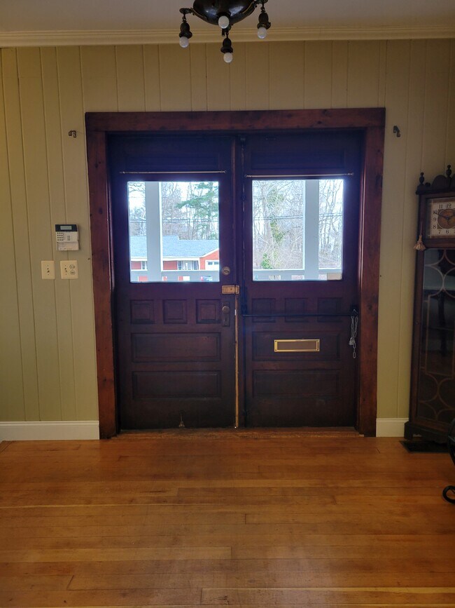 Large foyer - 4237 Post Rd