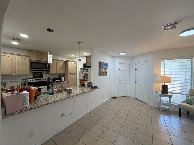 Building Photo - THREE BEDROOMS TWO BATH ONE STORY DUPLEX
