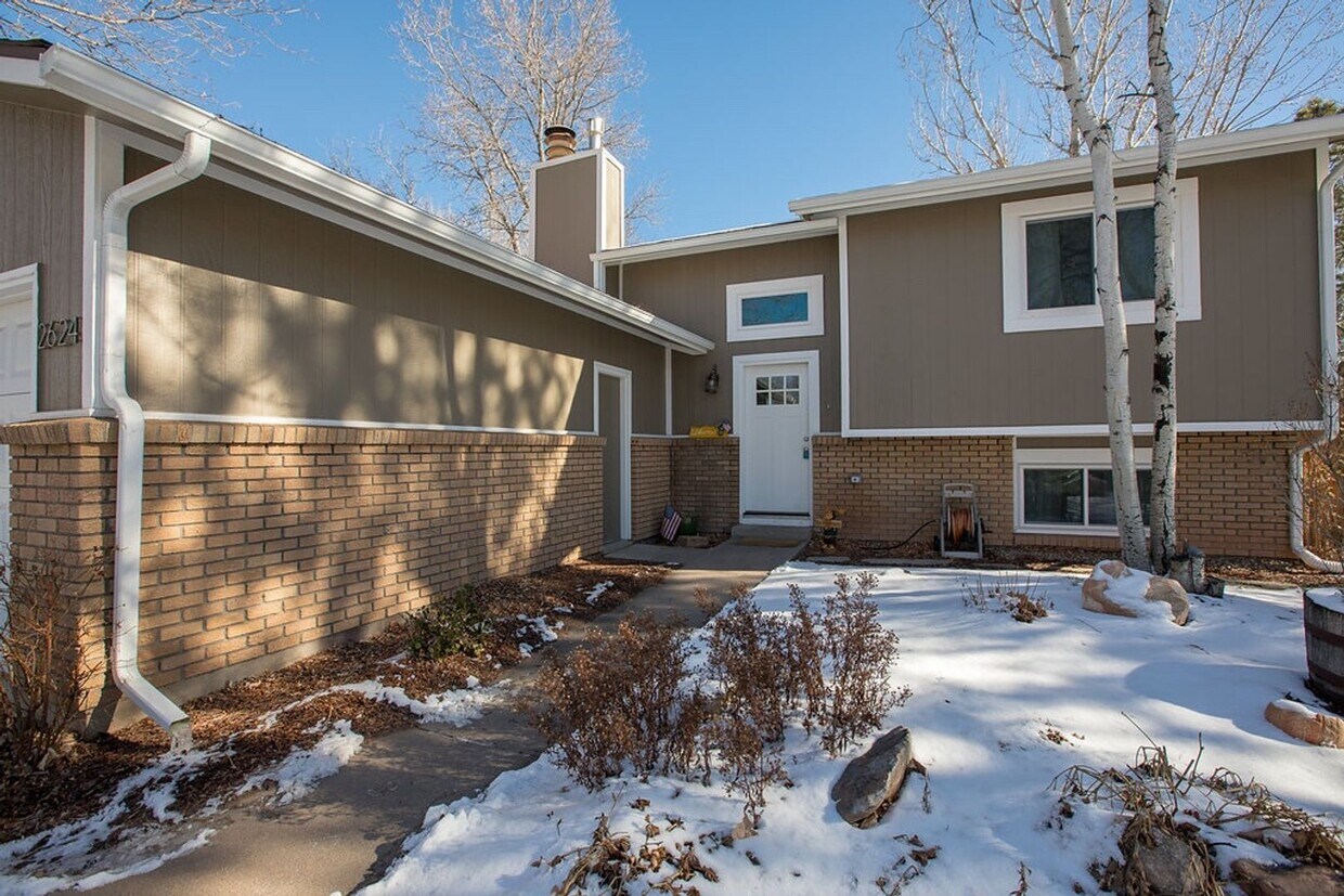 Foto principal - Charming 3-Bedroom Home on a Spacious Corn...