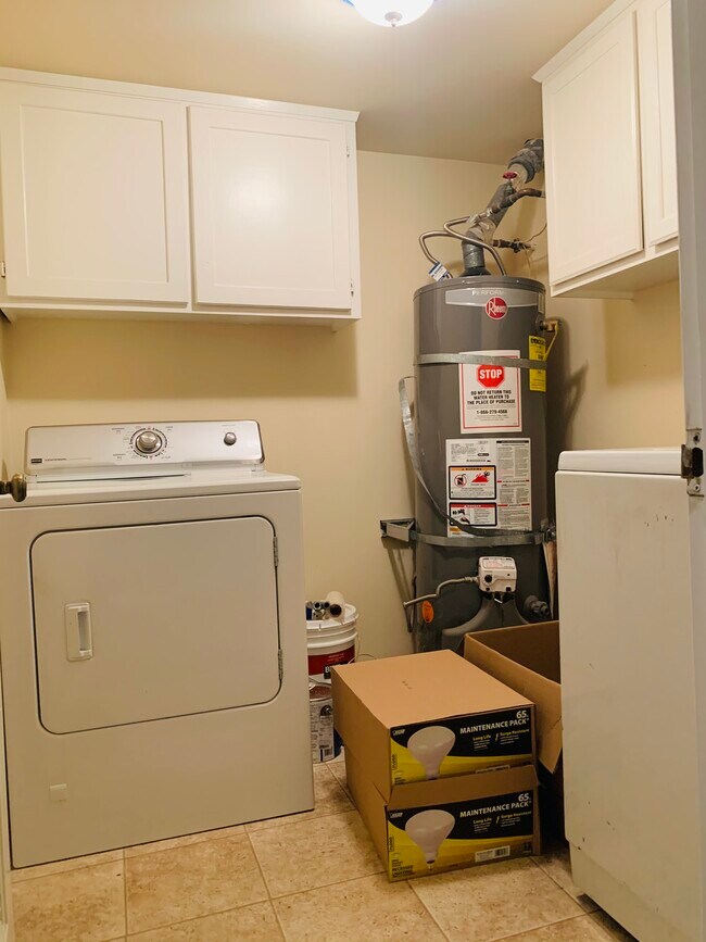 Building Photo - 1310 Roxbury Dr
