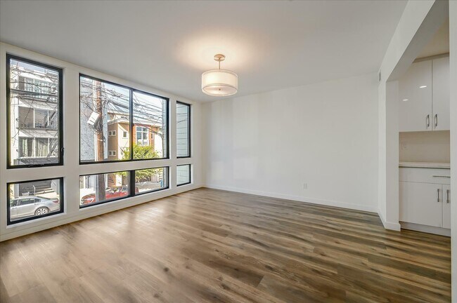 Building Photo - 153 28th St