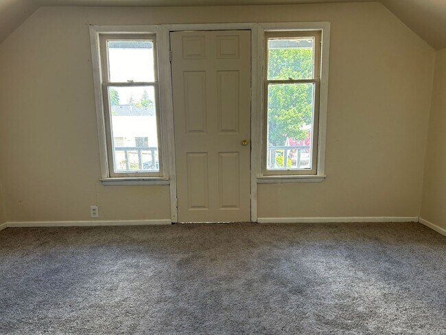 Foto del edificio - 3008 E Rowan Ave