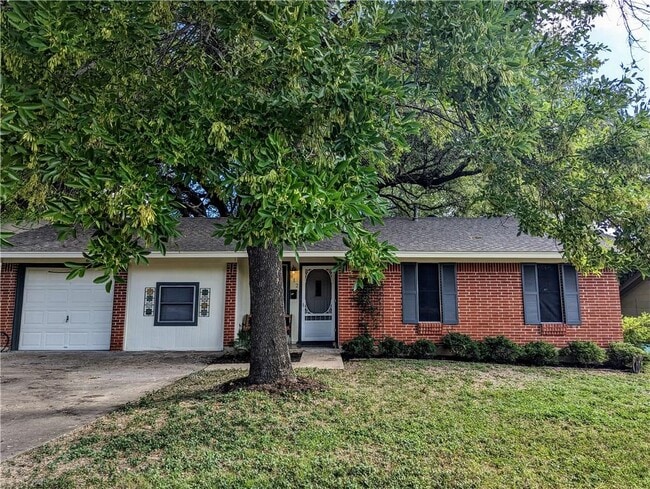 Foto del edificio - 812 Hill Wood Dr