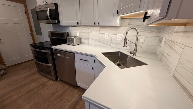 Foto del edificio - 1807 Creekwood Dr