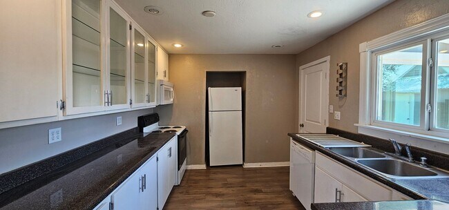 Building Photo - Beautiful 3 bedroom, 1 bath home for rent