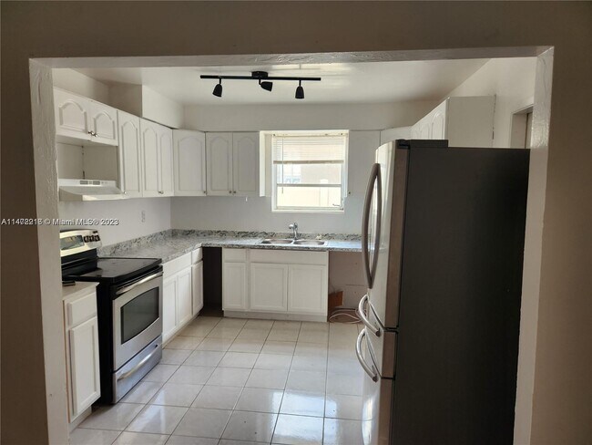 Foto del edificio - 1351 NE 154th St