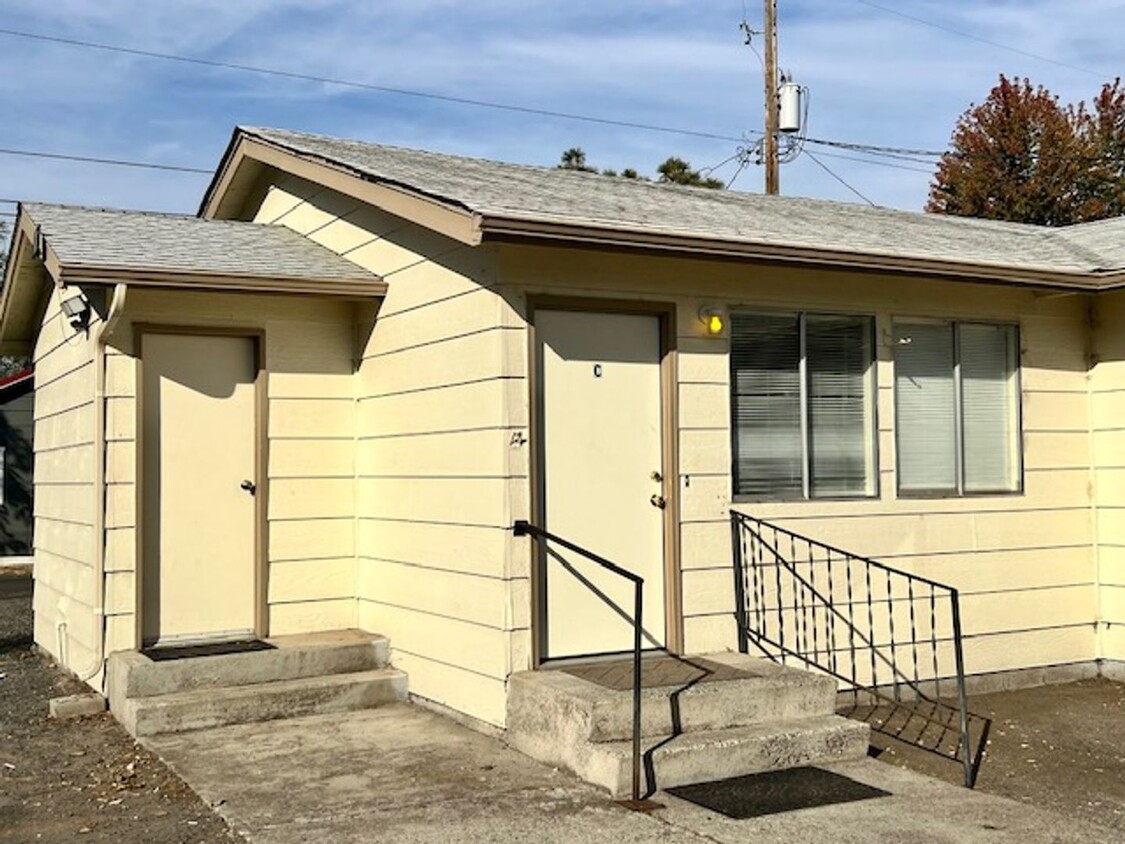 Primary Photo - Spacious 2 Bedroom, 1.5 Bath Triplex in Cl...