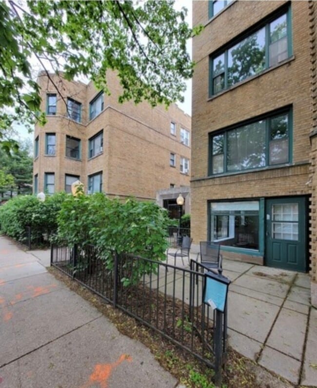 Building Photo - 681.5 W Wrightwood Ave