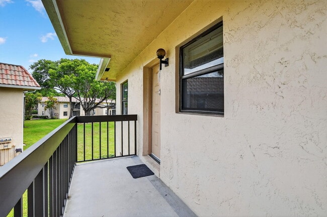 Building Photo - 6820 Palmetto Cir S