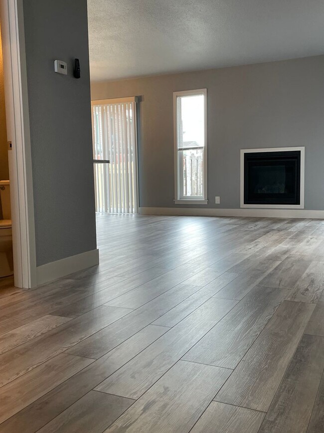 Building Photo - 3 bedroom Remodeled Townhome