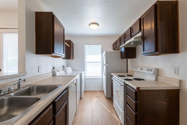 Building Photo - 5904 Greengate Dr