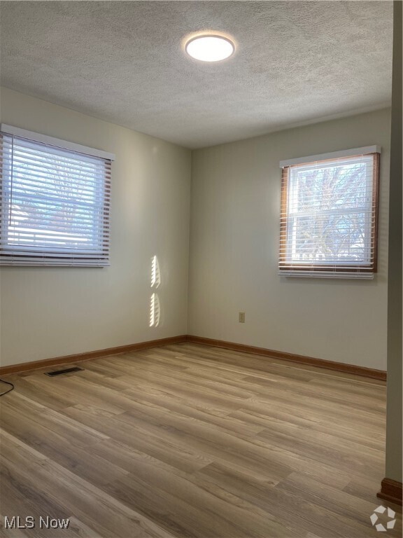 Building Photo - 1046 Overland Ave NE