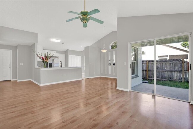 Foto del edificio - 8735 Exposition Dr